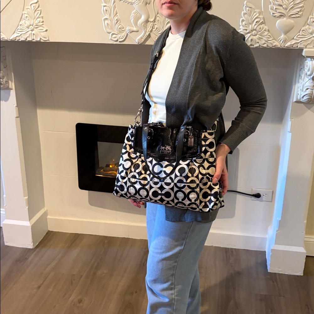 Coach Madison Black and Cream Signature Shoulder Bag - Picture 4 of 16